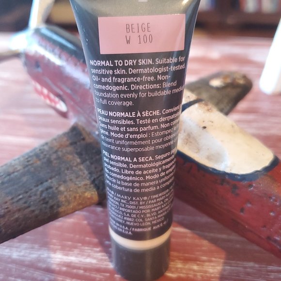 Beige W 100 (Warm) Luminous 3D Foundation Normal to Dry Skin TimeWise - Picture 2 of 3